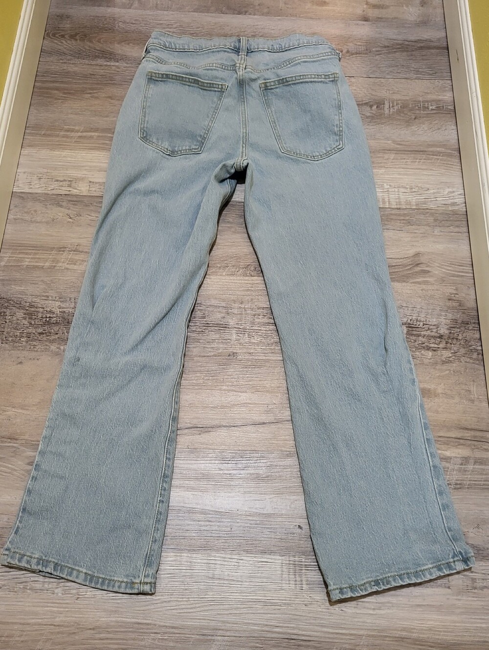 Universal Thread Women's Lightwash High Rise Jeans Size 8S - Picture 5 of 10
